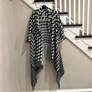 Women’s OS Black & White Mid Sleeve Cape Sweater